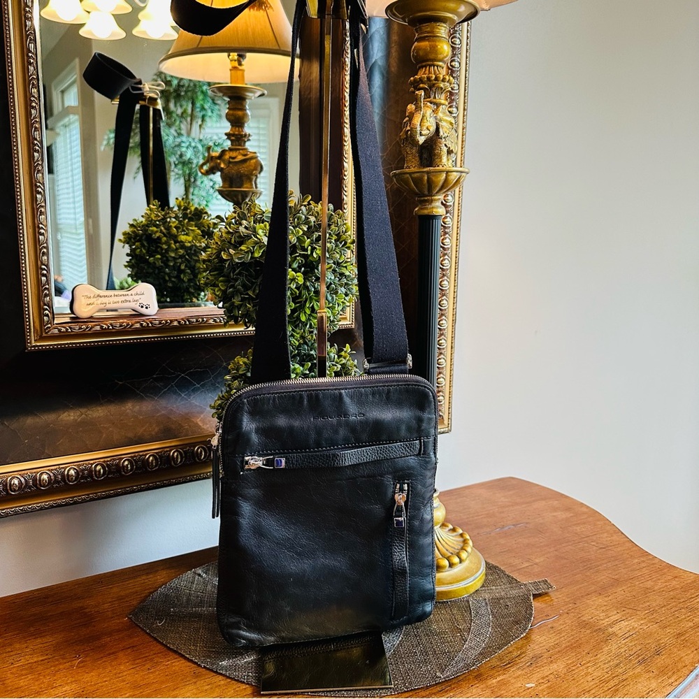 PIQUADRO BLACK LEATHER CROSSBODY UNISEX MESSENGER BAG AMAZING CONDITION 22” DROP